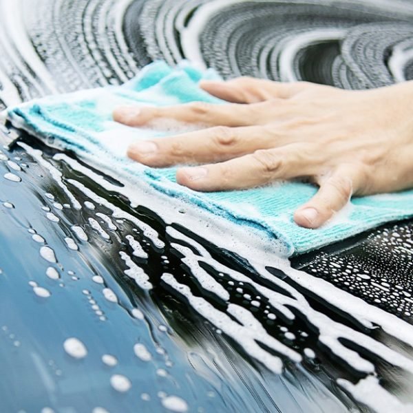 What's the best way to clean car windows without leaving streaks?